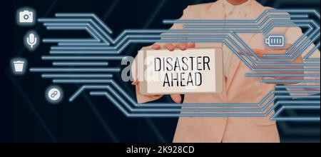 Ispirazione che mostra il segno Disaster Ahead. Procedure di business showcase per la risposta alle emergenze più gravi essere preparati uomo con Tablet visualizzati S e. Foto Stock