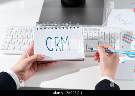 Didascalia di testo che presenta CRM. Business Concept gestisce tutte le relazioni aziendali e le interazioni con i clienti Foto Stock