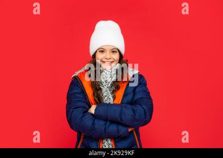 esprimere emozione positiva. moda invernale. bambino felice Foto Stock