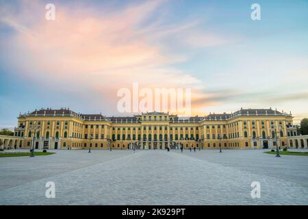 Vienna, Austria - 10 2022 ottobre: Palazzo Schönbrunn in luce tramonto sera con nuvole, castello di Schonbrunn, residenza invernale degli Asburgo Foto Stock