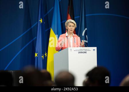 Berlino, Germania. 25th Ott 2022. La Presidente della Commissione europea, Ursula von der Leyen, interviene alla conferenza internazionale di esperti per la ricostruzione in Ucraina il 25 ottobre 2022 a Berlino, in Germania. Il governo tedesco ospita una conferenza internazionale di esperti sulla ripresa, la ricostruzione e la modernizzazione dell'Ucraina. Foto del Cancelliere tedesco Ufficio Stampa/UPI. Credit: UPI/Alamy Live News Foto Stock