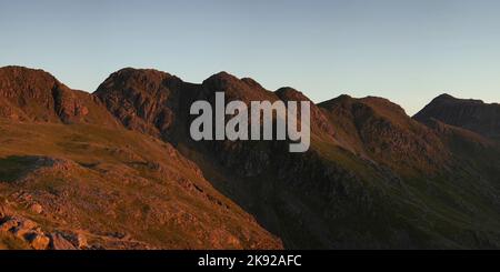 Una foto panoramica di Crinkle Crags e Bow cadde sopra Langdale nel Lake District inglese Foto Stock