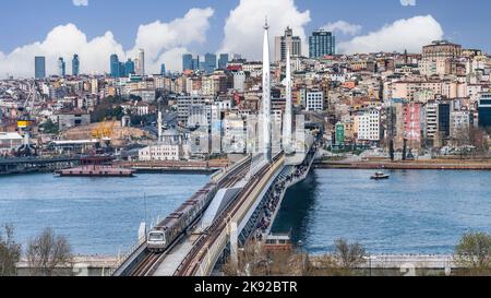Vista panoramica del Ponte della Metropolitana Halic del Corno d'Oro a Istanbul, Turchia. Si tratta di un ponte con cavo che porta la linea M2 della metropolitana di Istanbul dall'altra parte Foto Stock