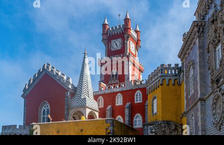 Sintra, Portogallo - Aprile 2018: Pena Palace è un castello romanticista situato nel comune di Sintra, sulla Riviera portoghese. Foto Stock