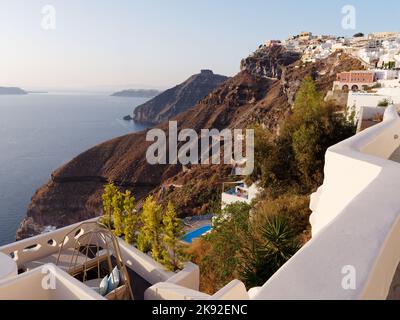 Vista da Fira lungo la costa verso Skaros Rock. Isole Cicladi greche di Santorini nel Mar Egeo Foto Stock