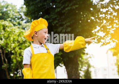 Bel cuoco bambino in giallo chef cappello e grembiule giallo