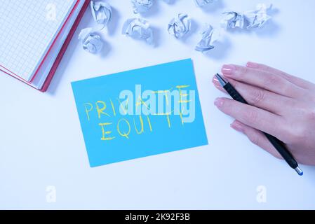 Scrittura a mano segno Private Equity. Parola per le associazioni limitate composte da fondi non quotati in borsa Foto Stock