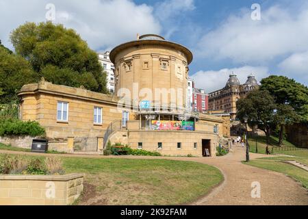 Scarborough, Regno Unito - Settembre 11 2022: Rotunda Museum of Coastal Heritage and Geology on Vernon Road. Edificio in pietra con una torre cilindrica sovrastante Foto Stock