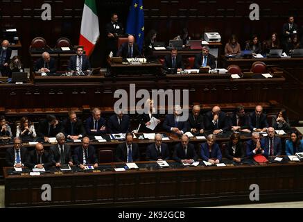 Roma, Italia. 25th Ott 2022. Il primo ministro italiano Giorgia Meloni (C) si rivolge alla Camera bassa del parlamento italiano a Roma il 25 ottobre 2022. Il nuovo gabinetto italiano guidato dal primo ministro Giorgia Meloni ha conquistato martedì la fiducia della Camera bassa del parlamento, con 235 voti a favore, 154 contrari e cinque astensioni. Credit: Alberto Lingria/Xinhua/Alamy Live News Foto Stock