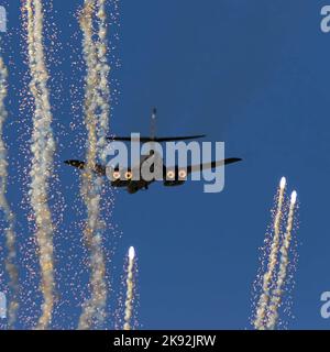 La 412th Test Wing ha lanciato 419 Flight Test Squadron's B-1B Lancer della Edwards Air Force base, California, per condurre un volo in volo durante la partita di San Francisco 49ers del NFL Monday Night Football contro Los Angeles Rams al Levi's Stadium, ottobre 3. Foto Stock