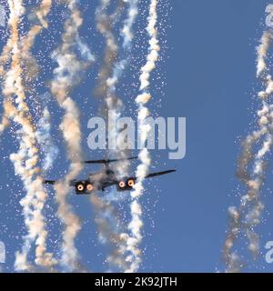 La 412th Test Wing ha lanciato 419 Flight Test Squadron's B-1B Lancer della Edwards Air Force base, California, per condurre un volo in volo durante la partita di San Francisco 49ers del NFL Monday Night Football contro Los Angeles Rams al Levi's Stadium, ottobre 3. Foto Stock