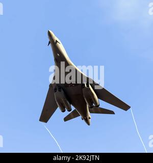 La 412th Test Wing ha lanciato 419 Flight Test Squadron's B-1B Lancer della Edwards Air Force base, California, per condurre un volo in volo durante la partita di San Francisco 49ers del NFL Monday Night Football contro Los Angeles Rams al Levi's Stadium, ottobre 3. Foto Stock