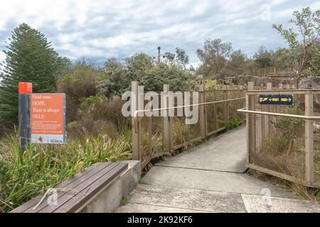 Un segno per la linea diretta Lifeline per la prevenzione del suicidio al The Gap in Watson's Bay, Sydney, Australia Foto Stock