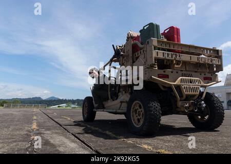 U.S. Marine Corps CPL. Priscilla Rodrigues, un maestro di carico con Marine Aerial Refueler Transport Squadron (VMGR) 152, si prepara a caricare un leggero veicolo tattico polaris MRZR all-Terrain all'aeroporto internazionale di Subic Bay, Filippine, 15 ottobre 2022. VMGR-152 ha supportato Marines e marinai con l'unità di spedizione marina 31st, trasportando personale e attrezzature in tutta la regione dell'Indo-Pacifico. (STATI UNITI Corpo marino foto di Sgt. Jackson Ricker) Foto Stock