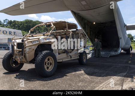 U.S. Marines with Marine Aerial Refueler Transport Squadron (VMGR) 152 prepararsi a caricare un veicolo leggero tattico polaris MRZR per tutti i terreni su un KC-130J Super Hercules presso l'aeroporto internazionale di Subic Bay, Filippine, 15 ottobre 2022. VMGR-152 ha supportato Marines e marinai con l'unità di spedizione marina 31st, trasportando personale e attrezzature in tutta la regione dell'Indo-Pacifico. (STATI UNITI Corpo marino foto di Sgt. Jackson Ricker) Foto Stock