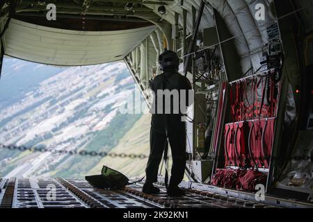 Personale dell'aeronautica degli Stati Uniti Sgt. Jeremy Brumfield, un padrone di carico assegnato al 36th Airlift Squadron, lascia il carico volando sopra il Giappone durante l'annuale Samurai Readiness Inspection, 13 ottobre 2022. L'esercitazione su vasta scala è progettata per migliorare la preparazione della base attraverso la formazione e la pratica delle competenze, garantendo che la base sia pronta a rispondere alle contingenze del mondo reale. (STATI UNITI Air Force foto di Airman Jarrett Smith) Foto Stock