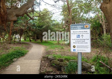Un cartello per la passeggiata Bondi to Manly, che fa parte del South Head Heritage Trail presso Watson's Bay a Sydney, Austalia Foto Stock