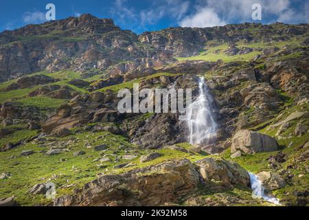 Cascata in primavera nel paesaggio alpino, Alpi del Gran Paradiso, Italia Foto Stock