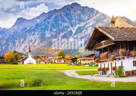 Villaggio Pertisau in Tirolo all'alba d'autunno, Achensee, Austria Foto Stock