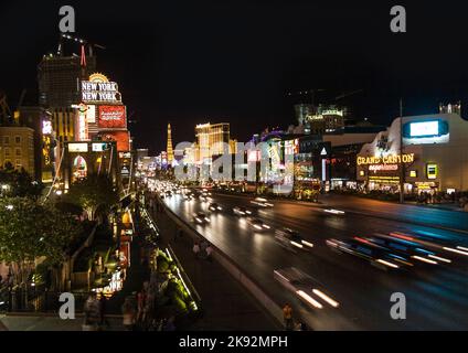 Las Vegas, USA - 17 luglio 2008: Vista sulla Strip di Las Vegas di notte con auto sulla strada e luci al neon nei bar, hotel e Gambling Place Foto Stock