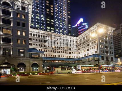 Victoria, Hongkong - 9 gennaio 2010: Hong Kong Peninsula Hotel di lusso famoso di notte a Kowloon, Hongkong. Aperto nel 1928 in stile coloniale. Foto Stock