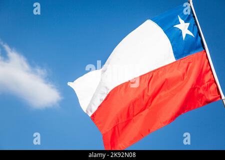 Bandiera nazionale del Cile che soffia sul cielo blu a Santiago, Sud America Foto Stock