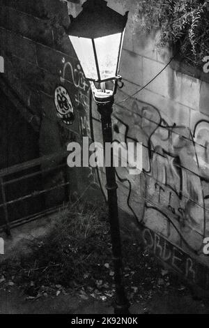 Angolo strada con lampada nel centro storico di Praga di notte, Repubblica Ceca Foto Stock