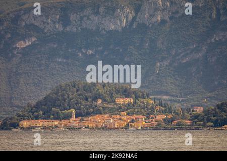 Vista sulla montagna e sullo skyline di Bellagio dal Lago di Como al tramonto, Italia settentrionale Foto Stock