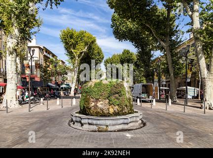 Aix en Provence, Francia - 19 agosto 2016: Nove fontane di cannoni ad Aix en Provence sotto il cielo blu, le sculture non sono visibili a causa della muschio v Foto Stock