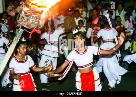 Kandy, Sri Lanka - 10 agosto 2005: I ballerini partecipano al festival Pera Hera a Kandy per celebrare il dente del Buddha a Kandy, Sri Lanka. Foto Stock