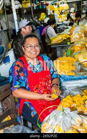 Bangkok, Thailandia - 12 maggio 2009: Le donne vendono fiori freschi al mercato mattutino Pak Khlong Thalat a Chinatown, Bangkok, Thailandia. Foto Stock