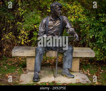 Shaftsbury, VT - USA - 10 ottobre 2022 Vista autunnale del paesaggio della statua di bronzo di Robert Frost, situata nel giardino della casa di pietra di Robert Frost a Sha Foto Stock