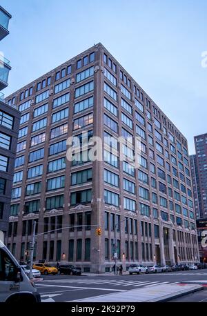 New York, NY - USA - 2 ottobre 2022 - vista panoramica di Ogilvy One Worldwide, a 636 11th Avenue. L'edificio, conosciuto come la fabbrica di cioccolato, è stato Foto Stock