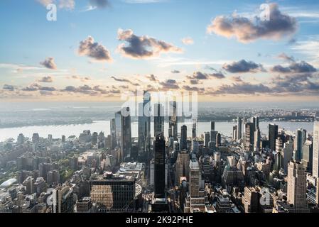 Vista serale dello skyline di New York City Hudson Yards al tramonto Foto Stock