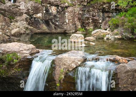 In Glen fragile, sotto le montagne del Cullin Nero, popolare destinazione turistica in estate, acqua fresca di montagna fredda, in piscine naturali e ruscelli, br Foto Stock