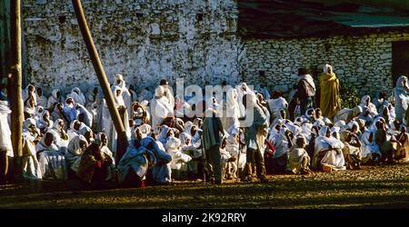 Axum, Etiopia - 1 luglio 1998: La gente guarda la cerimonia dell'arca Santa attraverso le strade di Axum, Etiopia. L'arca è stata rubata nel tempio di Salomons Foto Stock