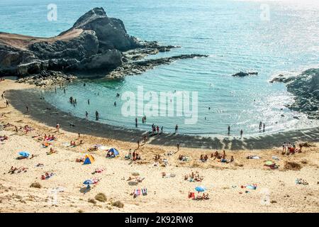 PLAYA BLANCA, SPAGNA - 8 AGOSTO 2006: I turisti godono la spiaggia di Papagayo in una giornata di sole primavera a Playa Blanca, Spagna. Le spiagge di Papagayo sono protette da Foto Stock