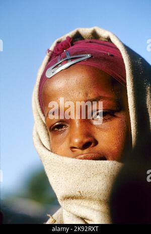 Gondar, Etiopia - 1 maggio 2007: Ritratto di bella donna locale che va nei campi per lavorare a Gondar, Etiopia. La gente negli altopiani lavora su Foto Stock