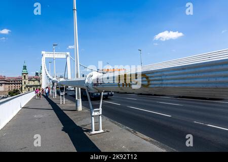 BUDAPEST, UNGHERIA - 4 AGOSTO 2008: La gente attraversa il vecchio ponte di corda a Budapest, Ungheria. Budapest è famosa per i suoi splendidi ponti sul Danubio. Foto Stock