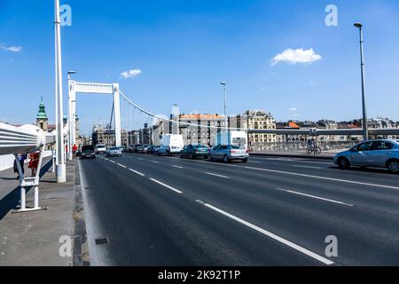 BUDAPEST, UNGHERIA - 4 AGOSTO 2008: La gente attraversa il vecchio ponte di corda a Budapest, Ungheria. Budapest è famosa per i suoi splendidi ponti sul Danubio. Foto Stock