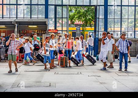 BUDAPEST, UNGHERIA - 4 AGOSTO 2008: Persone in attesa alla stazione Keleti ovest a Budapest, Ungheria. La stazione ferroviaria occidentale di Budapest è stata costruita Foto Stock