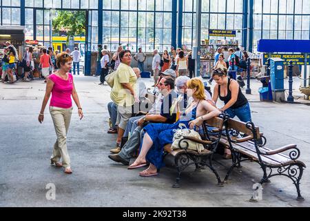 BUDAPEST, UNGHERIA - 4 AGOSTO 2008: Persone in attesa alla stazione Keleti ovest a Budapest, Ungheria. La stazione ferroviaria occidentale di Budapest è stata costruita Foto Stock