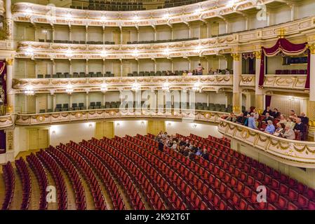 DRESDA, GERMANIA - 17 SETTEMBRE 2008: La gente visita Semper Opera dall'interno a Dresda, Germania. Il teatro dell'opera è stato originariamente costruito dall'architetto Gottf Foto Stock