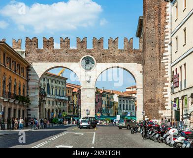 VERONA, ITALIA - 5 AGOSTO 2009: La gente si diverta a camminare in Piazza Bra a Verona. Questo posto era in epoca romana un prato, il Pratum di fronte all'arena d Foto Stock
