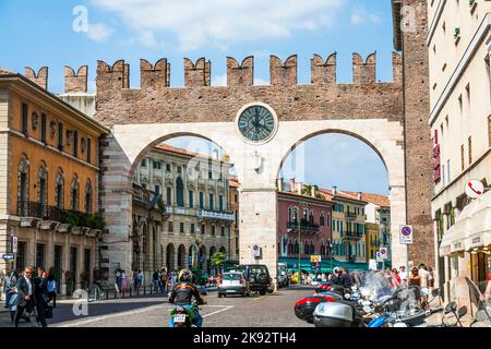 VERONA, ITALIA - 5 AGOSTO 2009: La gente si diverta a camminare in Piazza Bra a Verona. Questo posto era in epoca romana un prato, il Pratum di fronte all'arena d Foto Stock