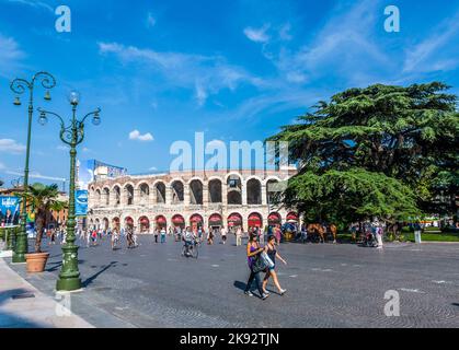 VERONA, ITALIA - 5 AGOSTO 2009: La gente si diverta a camminare in Piazza Bra a Verona. Questo posto era in epoca romana un prato, il Pratum di fronte all'arena d Foto Stock