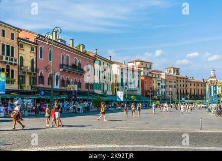 VERONA, ITALIA - 5 AGOSTO 2009: La gente si diverta a camminare in Piazza Bra a Verona. Questo posto era in epoca romana un prato, il Pratum di fronte all'arena d Foto Stock