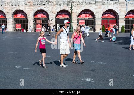VERONA, ITALIA - 5 AGOSTO 2009: La gente si diverta a camminare in Piazza Bra a Verona. Questo posto era in epoca romana un prato, il Pratum di fronte all'arena d Foto Stock