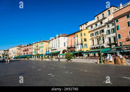 VERONA, ITALIA - 4 AGOSTO 2009: La gente si diverta a camminare in Piazza Bra a Verona. Questo posto era in epoca romana un prato, il Pratum di fronte all'arena d Foto Stock