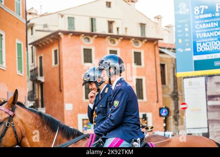 VERONA, ITALIA - 5 AGOSTO 2009: La polizia a cavallo sta guardando e aiutando gli spettatori ad entrare nell'Arena di Verona per un capolavoro di Verdi sull'Agosto Foto Stock